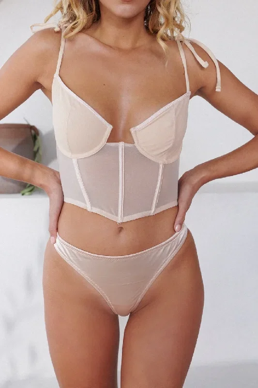 femme-bustier-almond